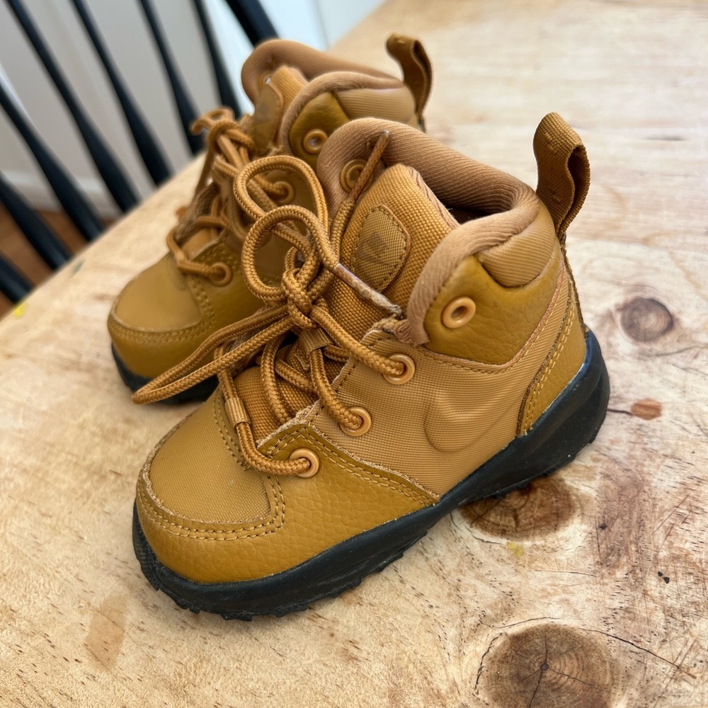 Nike boots 5c